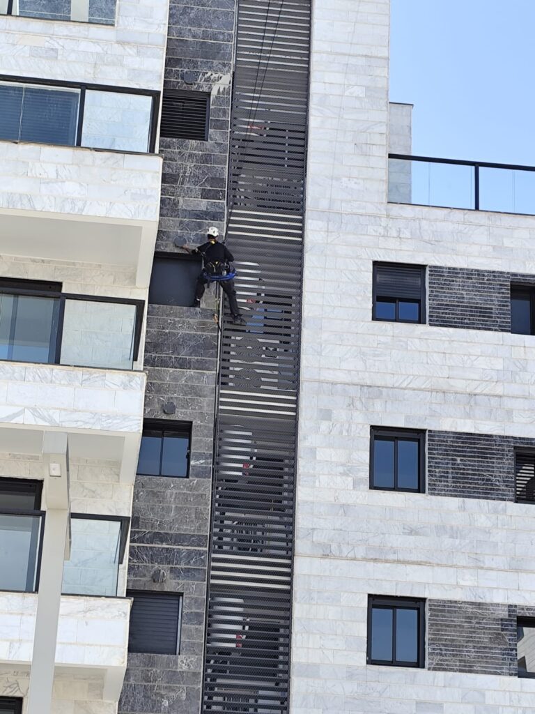 יובלים הרחקת יונים - התקנת רשת חיצונית על במסתור של בניין שלם